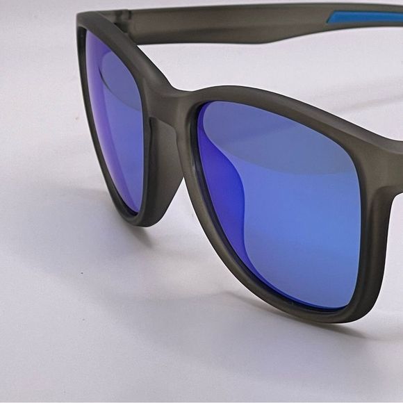 Lightweight Polarized Sunglasses with Blue Mirrored Lenses - Picture 7 of 10